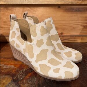 Toms Kallie Suede Wedge Bootie